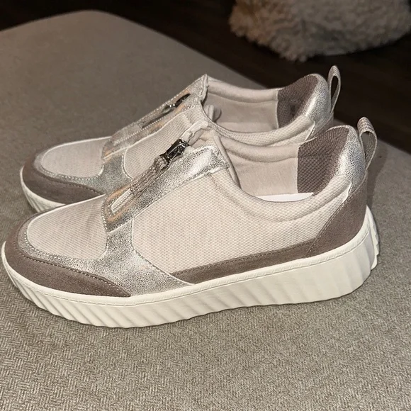 Bzees Women's Athletic Shoes in Cream and Silver NWOT - Picture 3 of 7